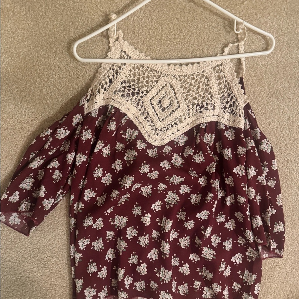 SHUN Burgundy Floral Crochet Women's Blouse - Picture 2 of 4